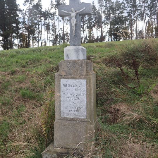 Kříž u silnice východně od Hlubokého