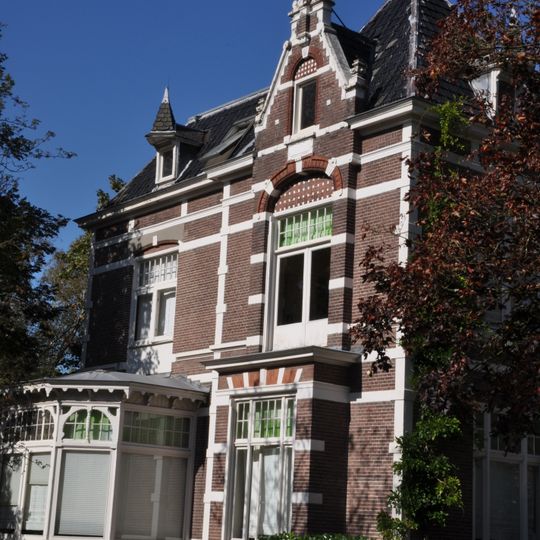 Vrijstaande villa in een sterk door de neo-renaissance beïnvloede overgangsarchitectuur