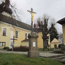 Kříž před kostelem v Malé Skalici