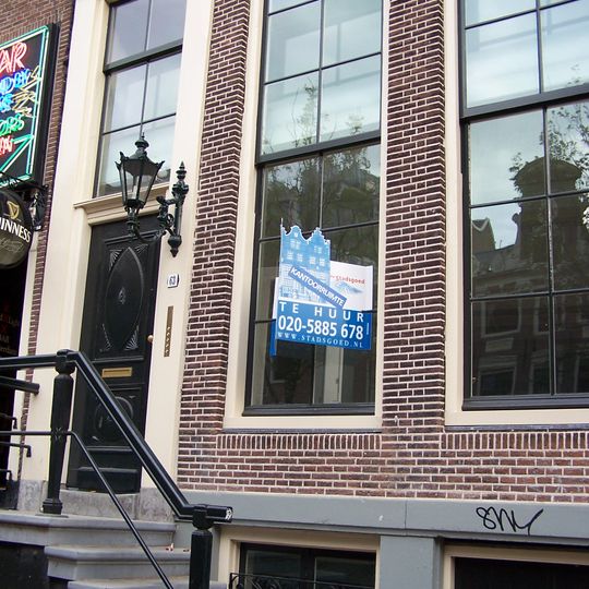 Pand met gevel onder rechte lijst