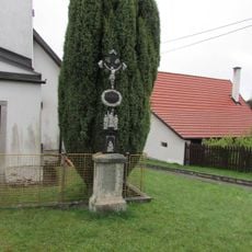 Kříž před kaplí v Útěchovičkách