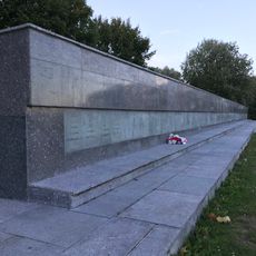 Братская могила советских воинов, погибших в борьбе с фашистами; обозначено более 2500 фамилий погибших, в том числе четыре Героя Советского Союза — С.П. Пальчиков, Н.А. Рытов, И.К. Скуридин, А.И. Спирин