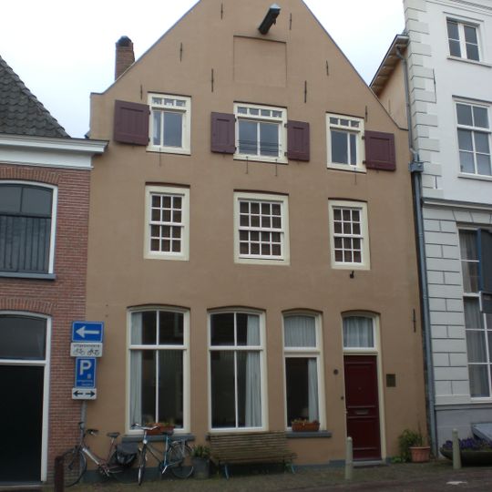 Huis met gepleisterde tuitgevel