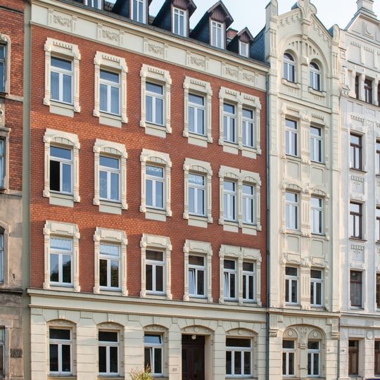 Mietshaus in geschlossener Bebauung mit Vorgarten Henriettenstraße 67