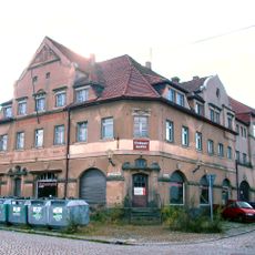 Konsumgenossenschaft; Wohnhaus der Konsumgenossenschaft in Ecklage mit Laden August-Bebel-Straße 14