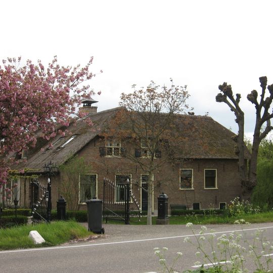 Boerderij, schuur, boogbrug en hek