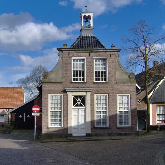 Drostenhuis, pand met afgeknotte halsgevel, thans beëindigd met zandstenen lijst