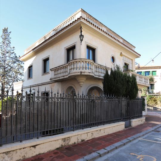 Casa d'estiueig a la plaça del Pi