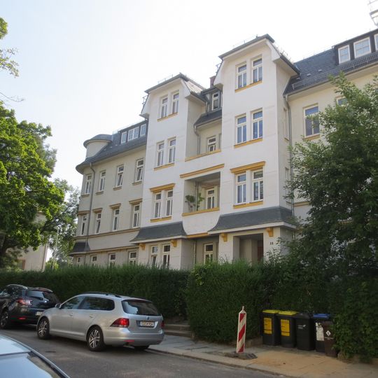 Mietshaus in geschlossener Bebauung in Ecklage mit Vorgarten Terrassenstraße 28
