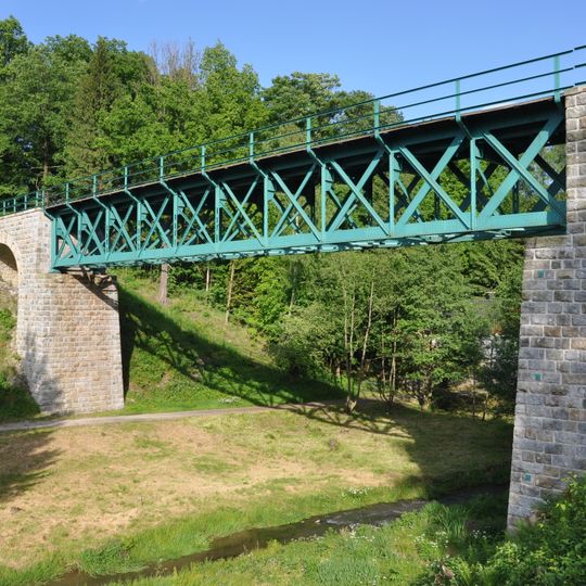 Železniční most přes Luční potok a ulici Pod Viaduktem v Dolní Poustevně
