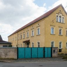 Dreiseithof mit Wohnstallhaus, Seitengebäude, Scheune, Hofpflasterung und Einfriedung Bauerngasse 12