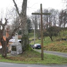 Kříž u pomníku padlých u silnice v Ondřejově u Rýmařova