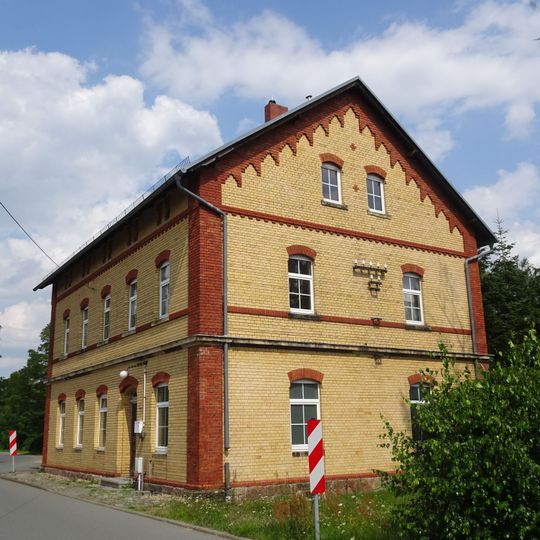 Bahnhofsgebäude und zwei Bahnhofsschuppen Bahnhofstraße 27