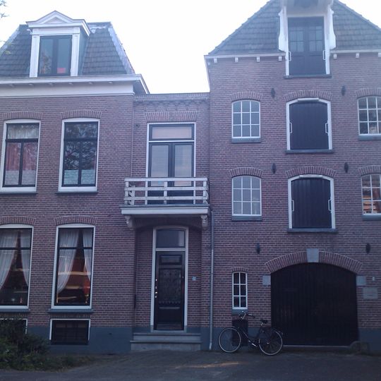 Woonhuis /pakhuis in traditionalistische stijl gebouwd op het industriegebied Raambuurt