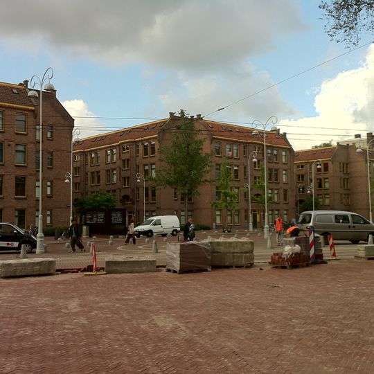 De Arbeiderswoning cq. Berlageblokken: woonblok met inspringende hoeken en gemeenschappelijke binnentuinen, bevattende 40 etagewoningen.