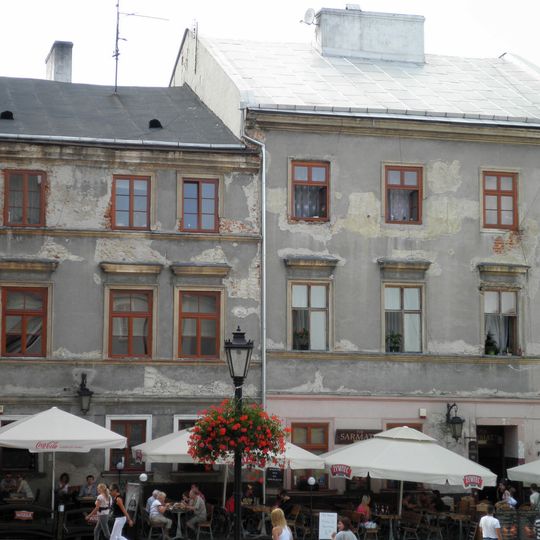 Zabudowa posesji: dwie zespolone kamienice oraz dwie oficyny boczne i oficyna od ul. Ku Farze