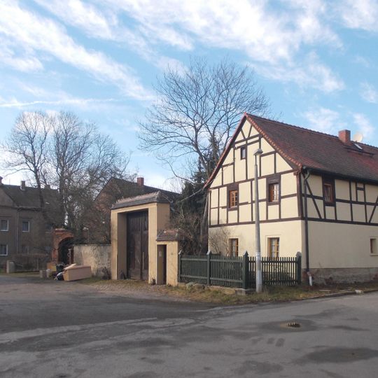 Wohnhaus und Hoftor eines Dreiseithofes Alte Dorfstraße 12