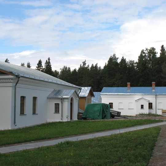 Угловой хозяйственный корпус с трапезной, кухней, кельями и скотным двором