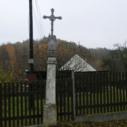 Kříž v Osvračíně u plotu