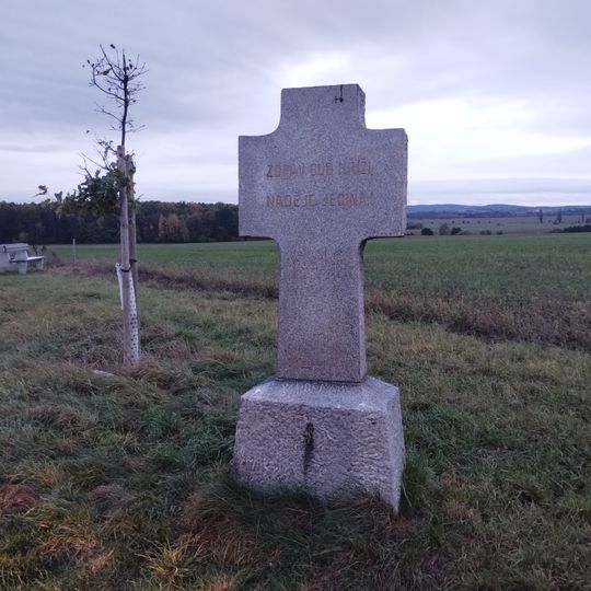 Kříž na polní cestě mezi Sychrovem a Lhotkou