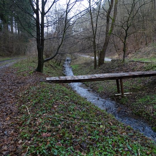 Lávka přes potok od Bratřínova pod chatami u Kocáby