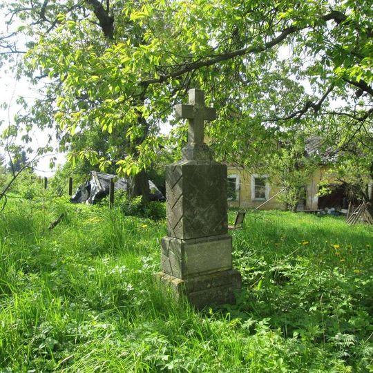 Kříž v Bezvěrově u rozcestí