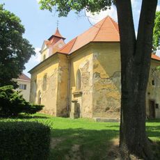 Kříž u kostela ve Vysoké Libyni