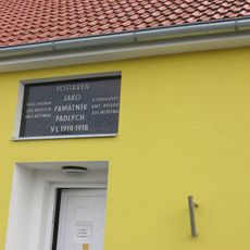 Pomník-deska padlým v 1. světové válce na domě Mělnická 4 v Tišicích