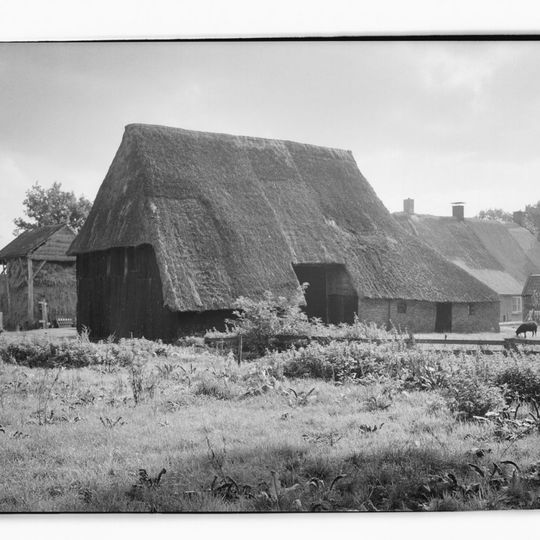 Boerderij met achterbaander, schuur
