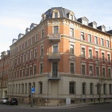 Mietshaus in geschlossener Bebauung in Ecklage Uhlandstraße 12