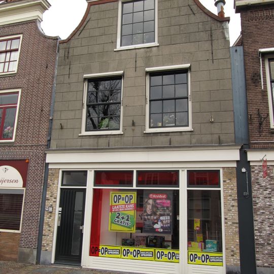 Pand met schilddak, gepleisterde gevel met ingezwenkte zijkanten en houten kroonlijst