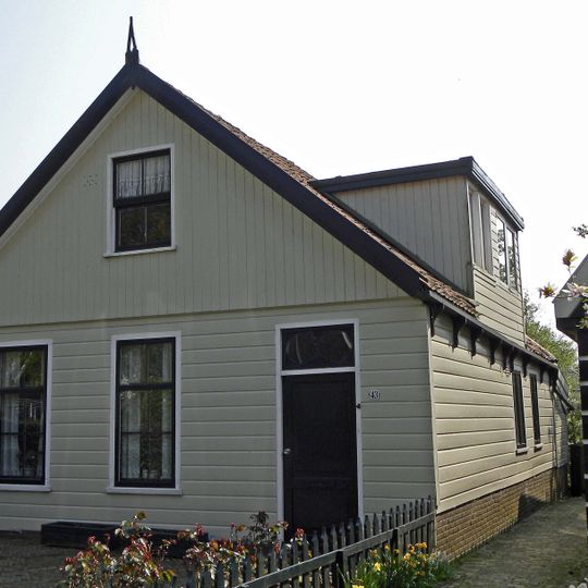 Houten huis met puntvormig voorschot