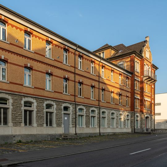 Fabrikgebäude / Schulgebäude