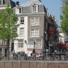 Hoekhuis met gevels onder omlopende lijst