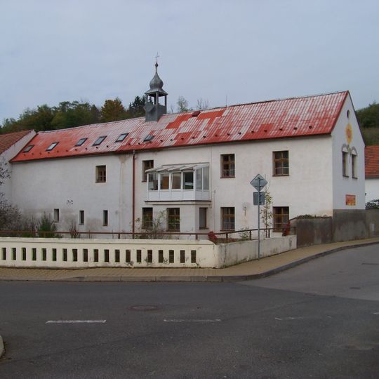 Most Starodvorské ulice přes Lysolajský potok