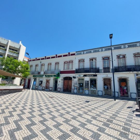 Edifício no largo do Cardal, n.º 2 a 16