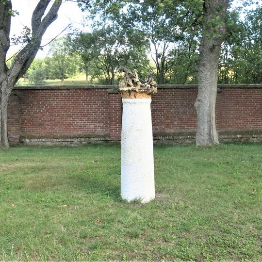 Sloup zastavení VIII. na křížové cestě v parku kláštera v Teplé