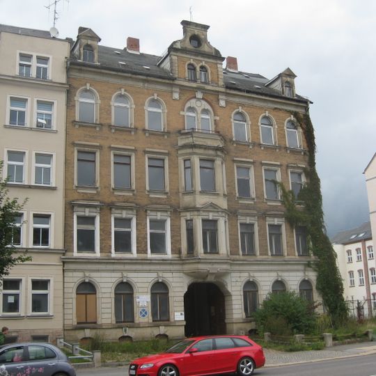 Mietshaus in geschlossener Bebauung konzipiert, mit Resten des Vorgartens August-Bebel-Straße 7