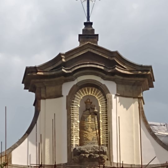 Socha Madony ve výklenku kostela Nejsvětější Trojice v Rychnově nad Kněžnou