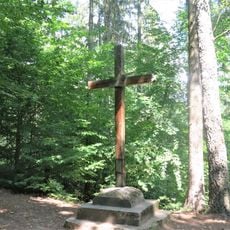 Kříž u lesní cesty jihovýchodně od Sloupu