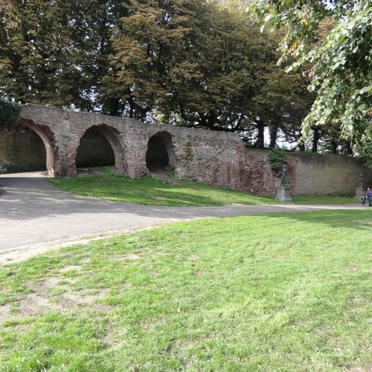 Langgerekt gedeelte van de stadsmuur