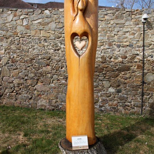 Socha anděla v západní části parkánu v Prachaticích