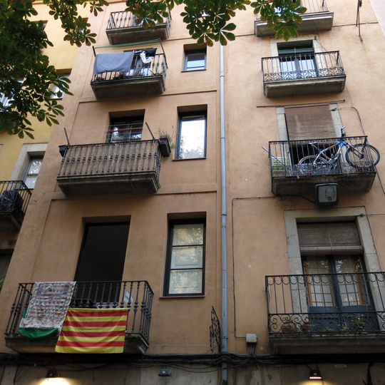 Edifici d'habitatges a la pujada de Sant Feliu, 13-15