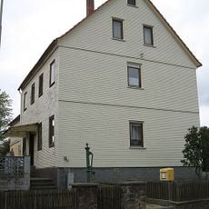 Ehemalige Schule und Brunnen