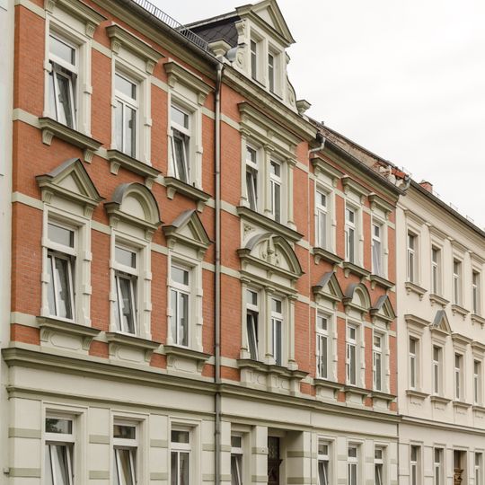 Mietshaus in geschlossener Bebauung Schillerstraße 30