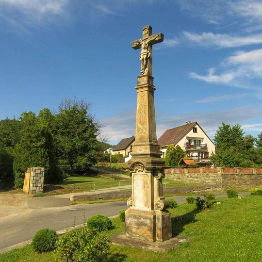 Kříž v Lesnici u kostela