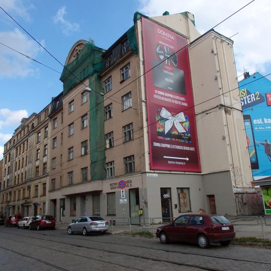 Īres nams ar veikaliem