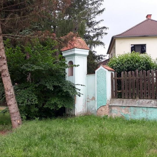 Výklenková kaple v oplocení mateřské školy v Holedči