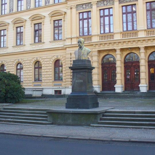 Pomník Tomáše Garrigue Masaryka před střední školou v Šluknově