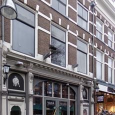 Eenvoudig pand met rechte lijstgevel en jongere onderpui